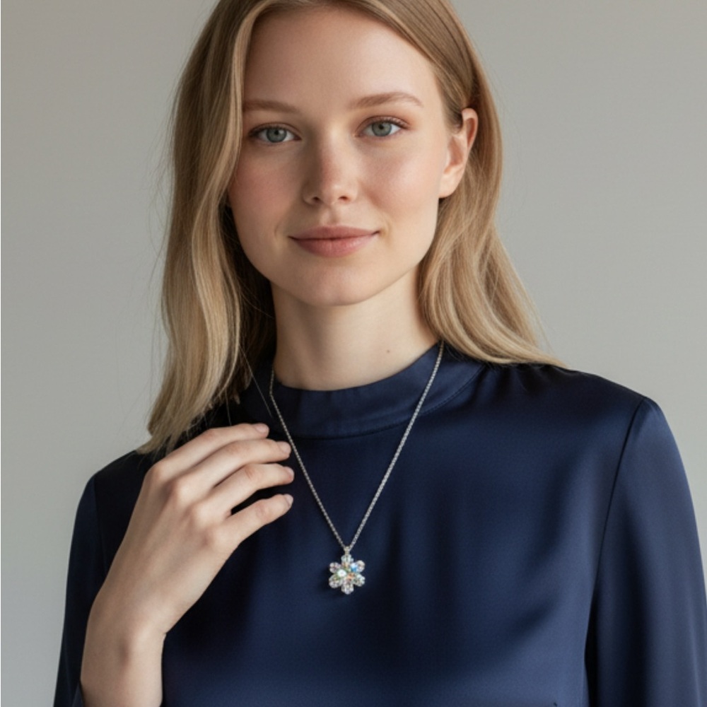 Elegant snow flake crystal Pendant Necklace 
❄️💖
❄️💕 - Picture 2 of 9